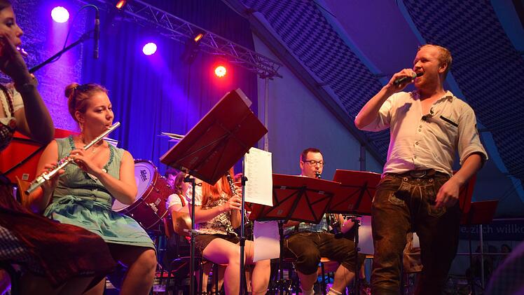 Heizten kräftig ein: Die OPAs im Schützenzelt. Fotos: Daniela Pondelicek