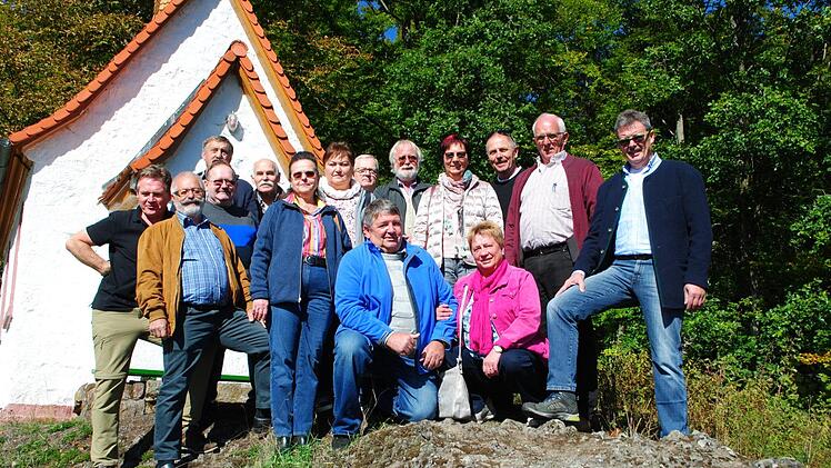 Auch das Riedenberger Wahrzeichen, das Kapelli, besuchten die ehemaligen  Hauptschüler bei ihrem Klassentreffen. Foto: Evelyn Schneider