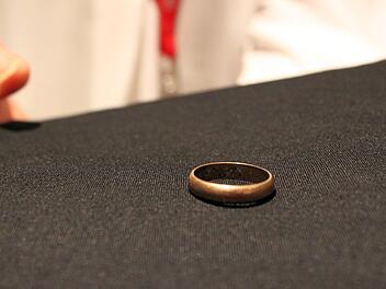 Wem gehört dieser Ring?  Eine Kundin hatte ihn bei einer D-Mark-Aktion in der C&A-Filiale in der Franz-Ludwig-Straße in Bamberg am 6. November wohl versehentlich in einem Beutel voller Pfennige abgegeben. Foto: Sebastian Martin