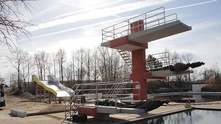 Die neue Rutsche befindet sich direkt hinter dem Sprungturm.