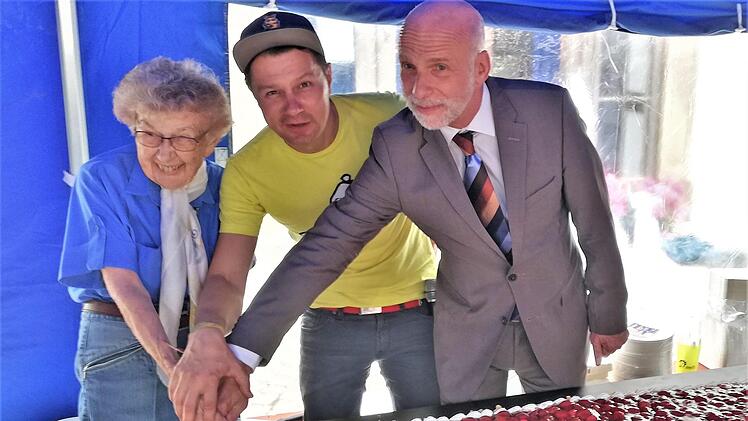 Ferienspaß-Gründerin Christa Nürnberger, TV-Moderator André Gatzke und Oberbürgermeister Kay Blankenburg beim Anschnitt des fast zwei Quadratmeter großen Geburtstagskuchens. Sigismund von Dobschütz