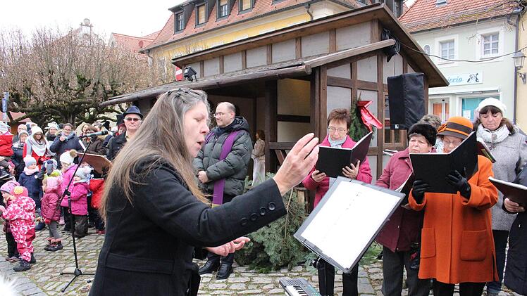 Der Gesangverein unter Leitung von Ute Oppelt stimmte auf das Fest ein.    Foto: Evi Seeger