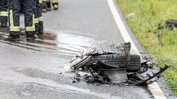 Auto ger&auml;t auf Gegenfahrbahn: drei Verletzte