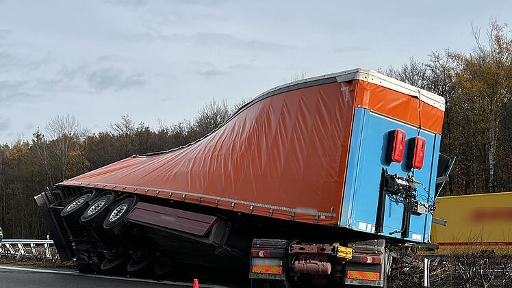 A3 bei N&uuml;rnberg: Weihnachtsbaum-Laster kippt um