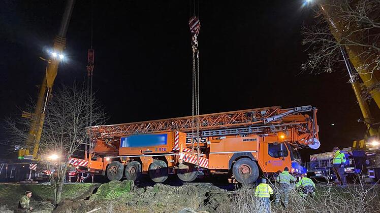 Landkreis Forchheim: Schwerlastkran kurz vor dem Absturz - Kurioser Einsatz der Feuerwehr