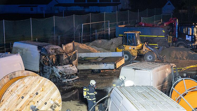 Rattelsdorf: Unbekannte setzen mehrere Baumaschinen in Brand - 300.000 Euro Schaden