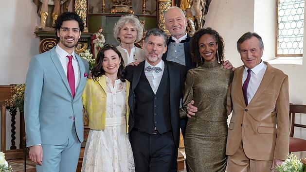 Die goldene Hochzeit feiern Antje Hagen (hinten links) und Sepp Schauer (hinten recjts) gemeinsam mit Marcel Zuschlag (vorne links), Jeannine Mich&egrave;le Wacker (vorne links), Gregory B. Waldis (vorne Mitte), Dionne Wudu (vorne rechts) und Johann Schuler (vorne rechts).
