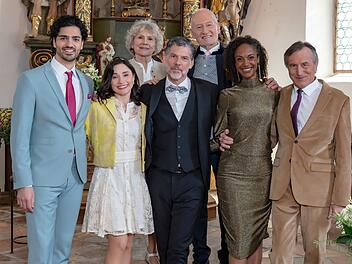 Die goldene Hochzeit feiern Antje Hagen (hinten links) und Sepp Schauer (hinten recjts) gemeinsam mit Marcel Zuschlag (vorne links), Jeannine Michèle Wacker (vorne links), Gregory B. Waldis (vorne Mitte), Dionne Wudu (vorne rechts) und Johann Schuler (vorne rechts).