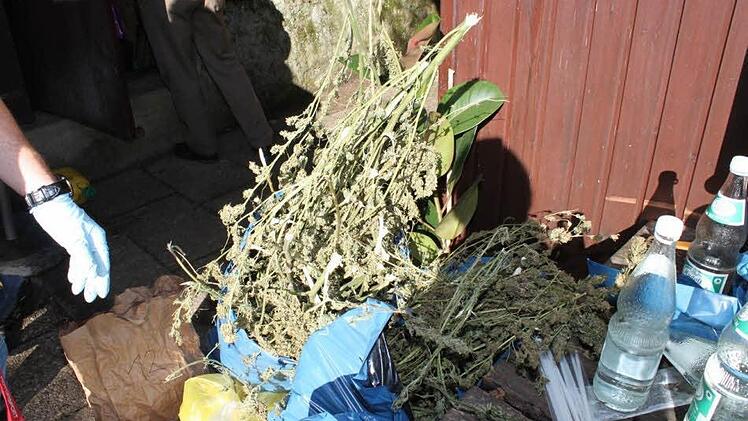 Auch getrocknete Ware lagert im Garten.