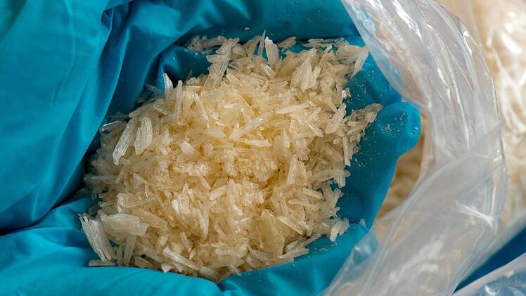 Sichergestelltes N-Methylamphetamin, umgangssprachlich Meth oder Crystal genannt. Foto: dpa/Arno Burgi