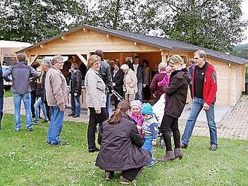 An der Weihe des neuen Sportheims nahmen Einwohner und Gäste aus den umliegenden Ortschaften teil.