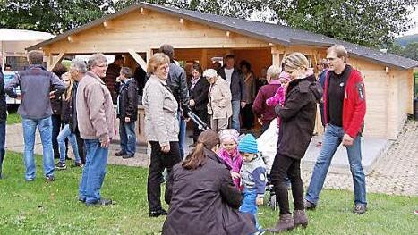 An der Weihe des neuen Sportheims nahmen Einwohner und Gäste aus den umliegenden Ortschaften teil.