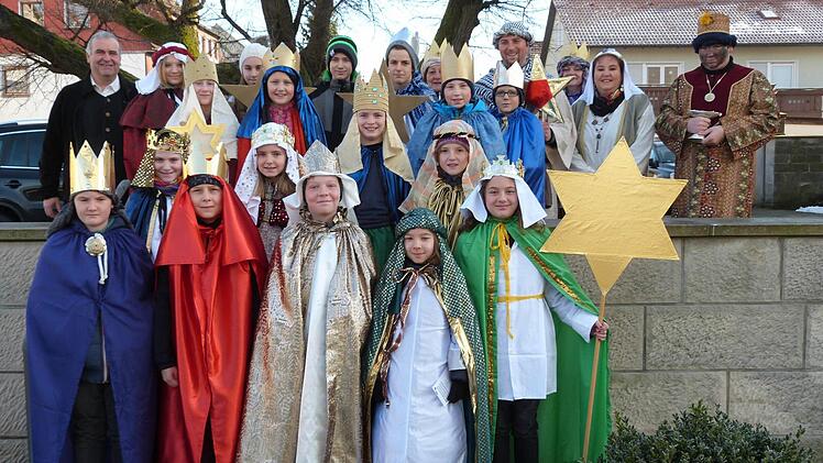 In Untersteinbach zogen diese Kinder als Sternsinger aus; mit im Bild Diakon Erich Müller (links). Foto: Helmut Kistner