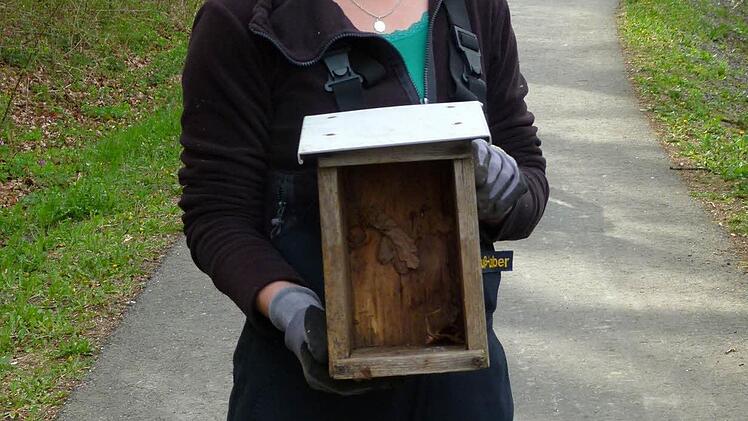 Kathrin Seuß-Laaber mit ihrem Fundstück, einem Vogelhäuschen.