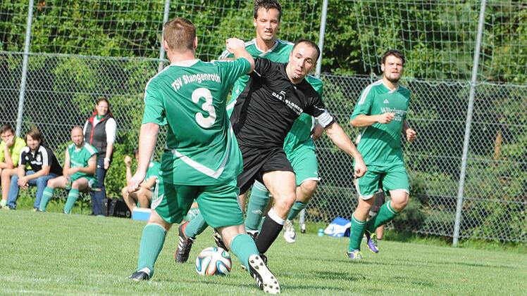 Die Statistik verspricht Spannung: Trotz seines Doppelpacks musste sich Tobias Romeis (dunkles Trikot, gegen Johannes Hauck) mit der SG Oberleichtersbach/Modlos in der Vorsaison mit 2:3 dem TSV Stangenroth geschlagen geben. Im Rückspiel glückte die Revanche (2:1).  Foto: Hopf