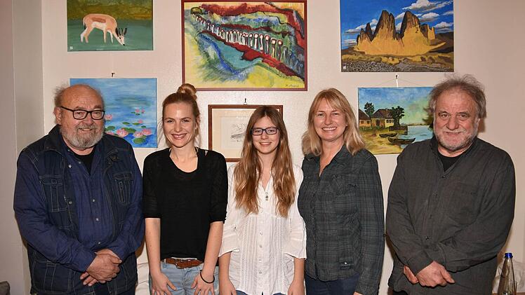 Unter dem Motto "Kaffee und Kunst" präsentiert das Café "Susi & Strolch" in Haßfurt wechselnde Ausstellungen. Zurzeit sind Arbeiten von Teilnehmern der VBW-Kurse von Ulrich Mücke aus Königsberg zu sehen. Unser Bild zeigt (von links) Ulrich Mücke, Nathalie Kaup, Julia und Susanne Zimmermann sowie Konrad Albert. Foto: Ulrike Langer