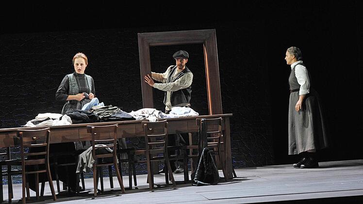 Szene aus "Riders to the Sea" am Landestheater CoburgFoto: Andrea Kremper