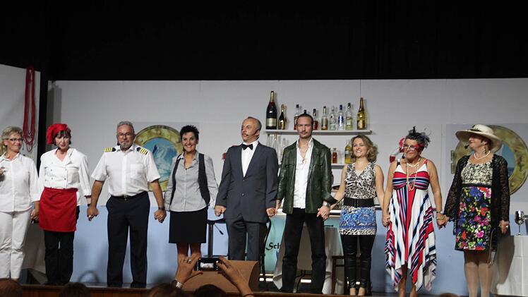 Heftigen Schlussapplaus gab es für die Garitzer Theater-Crew. Foto: Werner Vogel