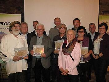 Der Arbeitskreis "Heimatbuch" (von links nach rechts): Helmut Droll, Reinhold Zirwick, Elmar Keß, Burkard Erhard, Joachim Omert, Peter Moritz, Betty Schmitt, Klaus Renninger, Ingrid Mahler, Bernd Kleinschmidt und BM Patricia Schießer (auf dem Bild fehlt Manfred Dotter)  Foto: Doris Bauer