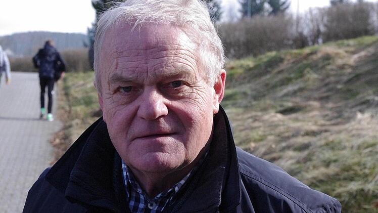 Werner Dierschke (-04): "Mister Jugendarbeit" im Landkreis Kulmbach ist Werner Dierschke. Seit 1960 opfert der 75-J&auml;hrige nahezu seine ganze Freizeit f&uuml;r die Nachwuchsabteilung des ATS Kulmbach, ist seit &uuml;ber 50 Jahren Fu&szlig;ball-Jugendleiter. Der umtriebige Dierschke k&uuml;mmert sich um s&auml;mtliche Formalit&auml;ten wie Passantr&auml;ge oder Verbands-Korrespondenz, stellt Zusch&uuml;sse oder betreut Fl&uuml;chtlingskinder. 22 von ihnen kicken inzwischen in der ATS-Jugend, die mittlerweile zur JFG Plassenburg geh&ouml;rt. "Ic...