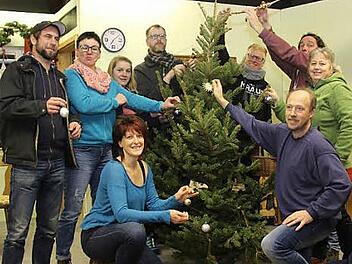 Bald ist wieder Weihnachten in der Wanderhalle in Lahm. Die Theatergruppe mit (von links) Gjon Meye, Martina Kraus, Sandra Müller (unten), Melanie Lindenlaub, Martin Elflein, Peter Kraus, Michael Ilg, Silke Judex und Ralf Judex spielt das lustige Stück "Bescherung unterm Tannenbaum".  Foto: Michael Stelzner