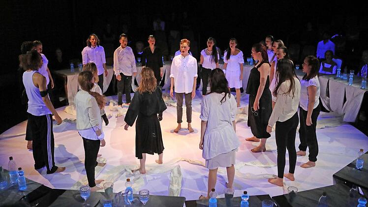 Das "Projekt Parzival" nach einem Text von Tankred Dorst feierte Premiere im Coburger Theater in der Reithalle.Foto: Henning Rosenbusch