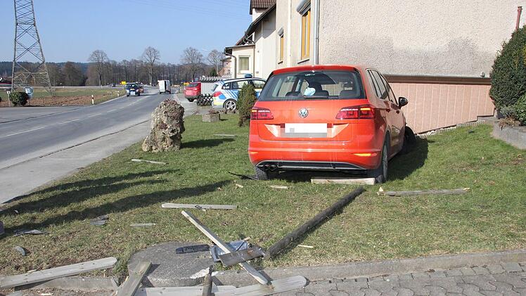 Die Trümmerteile des Zauns lagen einige Meter weit verteilt. Foto: Andreas Schmitt