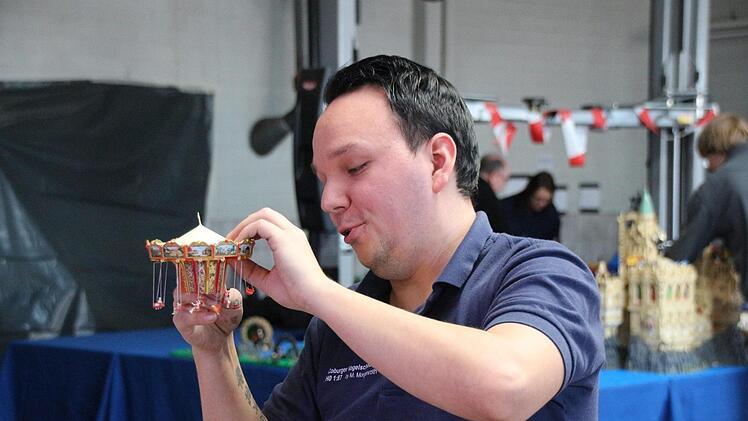 Mike Morgenroth mit einem Kettenkarussell: Er baut das Coburger Vogelschießen nach. Foto: Simone Bastian