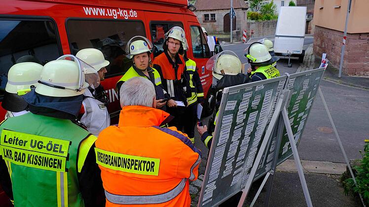 Besprechung der Führungskräfte beim örtlichen Einsatzleiterwagen.Gerd Schaar