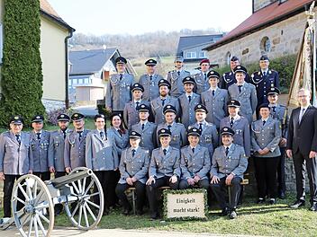 Der Krieger- und Soldatenverein Schlaifhausen mit seinem Wahrzeichen, der Salutkanone Foto: Franz Galster