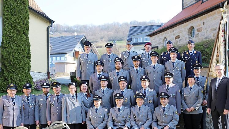 Der Krieger- und Soldatenverein Schlaifhausen mit seinem Wahrzeichen, der Salutkanone Foto: Franz Galster