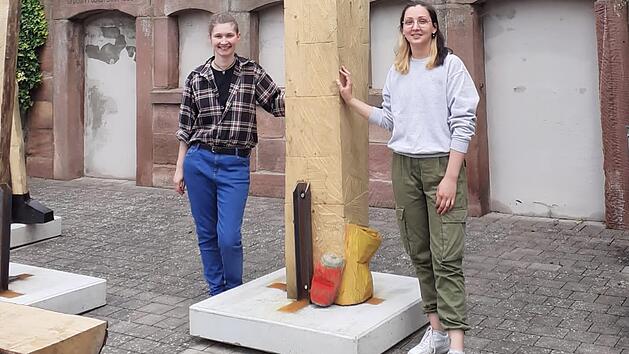 Die beiden Bischofsheimer Holzbildhauerinnen Johanna Barth und Johanna  Helle haben an den diesj&auml;hrigen Bildhauertagen in Poppenhausen  teilgenommen und zum aktuellen Thema "Wandern" eine Skulptur geschaffen,  die zugleich auch daran erinnern soll, dass Abfall im Wanderrucksack  wieder mit nach Hause genommen werden kann. Foto: Andreas Barth