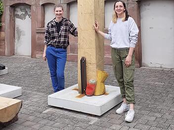 Die beiden Bischofsheimer Holzbildhauerinnen Johanna Barth und Johanna  Helle haben an den diesjährigen Bildhauertagen in Poppenhausen  teilgenommen und zum aktuellen Thema "Wandern" eine Skulptur geschaffen,  die zugleich auch daran erinnern soll, dass Abfall im Wanderrucksack  wieder mit nach Hause genommen werden kann. Foto: Andreas Barth
