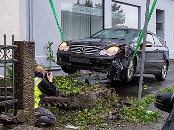 Mann fährt in Passau mit Auto in Menschengruppe