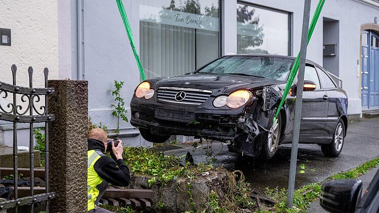 Mann fährt in Passau mit Auto in Menschengruppe