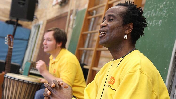 Thomas Uken und Thomas Soukou (vorne) übten das Musical mit den Kindern ein.