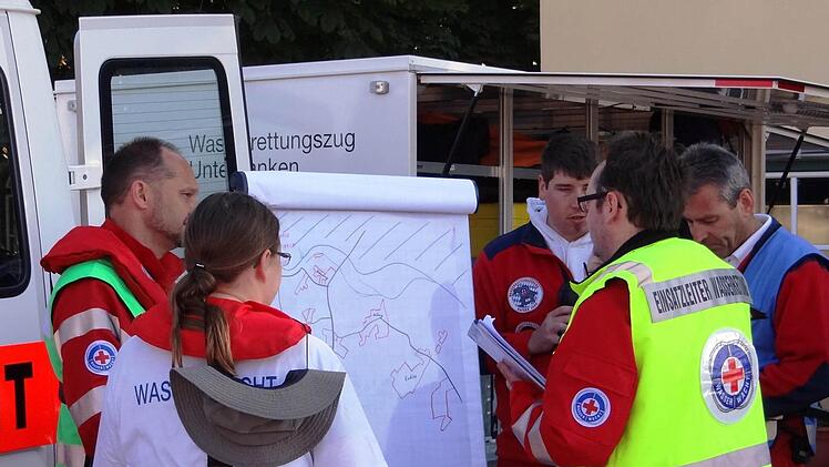 Thomas Lindörfer (links) bei einer Besprechung der Einsatzleitung