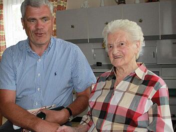 Margareta Gunzelmann aus Kleukheim freute sich über viele Glückwünsche zu ihrem 90. Geburtstag. Auch Ebensfelds Bürgermeister Bernhard Storath war unter den Gratulanten. Foto: Ramona Popp