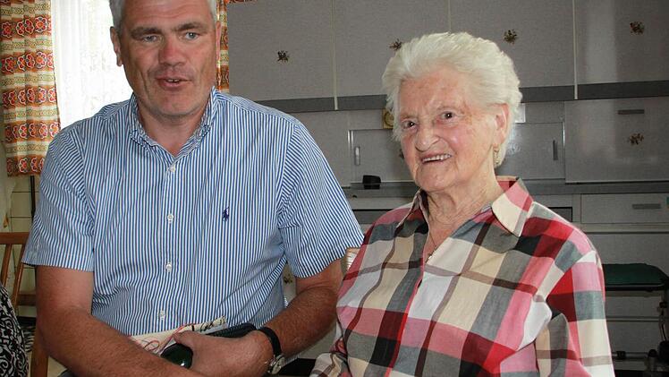 Margareta Gunzelmann aus Kleukheim freute sich über viele Glückwünsche zu ihrem 90. Geburtstag. Auch Ebensfelds Bürgermeister Bernhard Storath war unter den Gratulanten. Foto: Ramona Popp