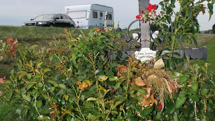 Hinter jedem Kreuz am Straßenrand, wie diesem zwischen Weilersbach und Reuth, steckt unendliches Leid.  Foto: Andreas Oswald