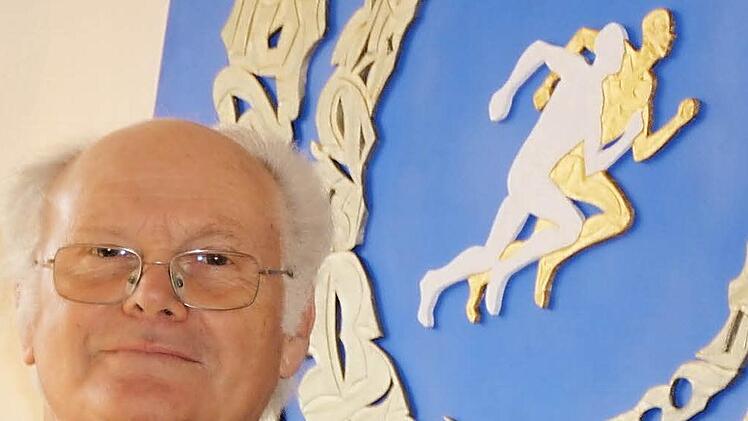 Gerhard Fütterer mit seinem Kunstwerk "Die Zeit"  Fotos: Matthias Einwag