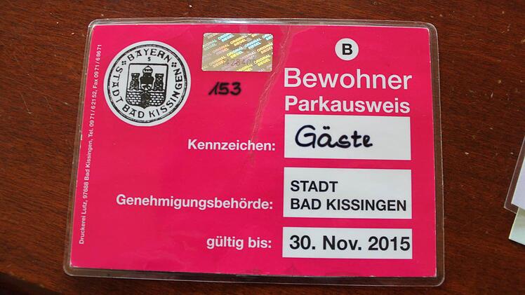 Wenn alle Parkplätze in der Bismarckstraße belegt sind, bringt auch der Bewohner-Parkausweis nichts. Foto: Mäuser