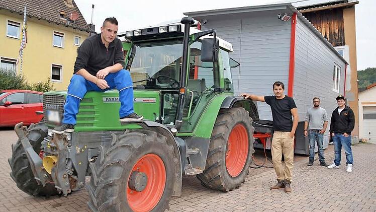 Außenansicht mit Schiffscrew: Fabian, Marcel, Jan und Kevin.  Foto: Kathrin Kupka-Hahn