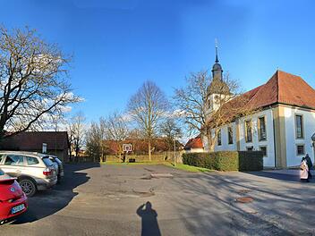 Der Platz zwischen der Kirche, der alten Schule und dem Rathaus in Rannungen  Foto: Dieter Britz