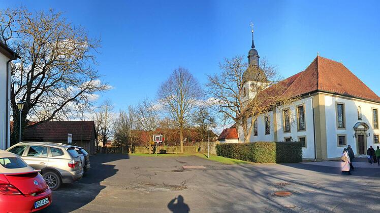 Der Platz zwischen der Kirche, der alten Schule und dem Rathaus in Rannungen  Foto: Dieter Britz