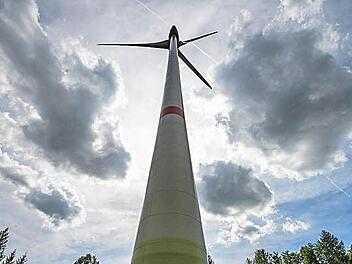 Gegen zwei Windkraftanlagen mit einer Nabenhöhe von jeweils 140 Metern bei Dachsbach hat Weisendorf jetzt Einspruch erhoben.  Foto: Armin Weigel, dpa/Archiv