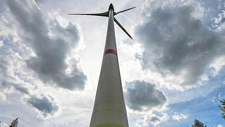 Gegen zwei Windkraftanlagen mit einer Nabenhöhe von jeweils 140 Metern bei Dachsbach hat Weisendorf jetzt Einspruch erhoben.  Foto: Armin Weigel, dpa/Archiv