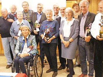 Anlässlich des 40. Jubiläums der Überörtlichen Freien Wählervereinigung und SPD Langensendelbach-Bräuningshof wurden Gründungsmitglieder ausgezeichnet. Foto: Simon Berninger