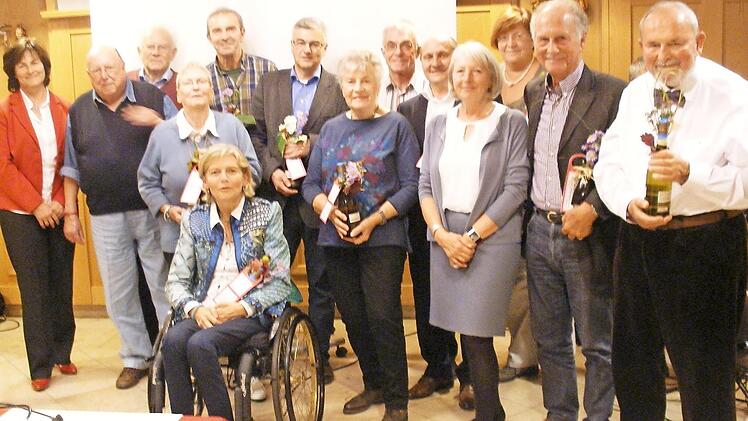Anlässlich des 40. Jubiläums der Überörtlichen Freien Wählervereinigung und SPD Langensendelbach-Bräuningshof wurden Gründungsmitglieder ausgezeichnet. Foto: Simon Berninger