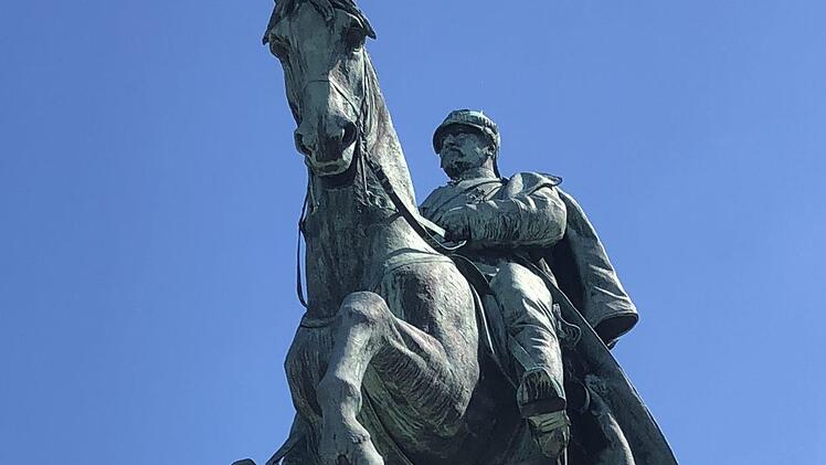 Spuren der Freimaurer in Coburg lassen sich überwiegend an Personen festmachen. Herzog Ernst II. (1818-1893, hier sein Reiterdenkmal im Hofgarten) war Ehrenmitglied der Vorgängerloge "Ernst für Wahrheit, Freundschaft und Recht" in Coburg und Meister vom Stuhl der Gothaer Loge. Laut Hamisch identifizierte sich der Herzog mit den sittlichen Pflichten des Maurers und verknüpfte sie mit seinen fürstlichen Aufgaben. Foto: Bettina Knauth
